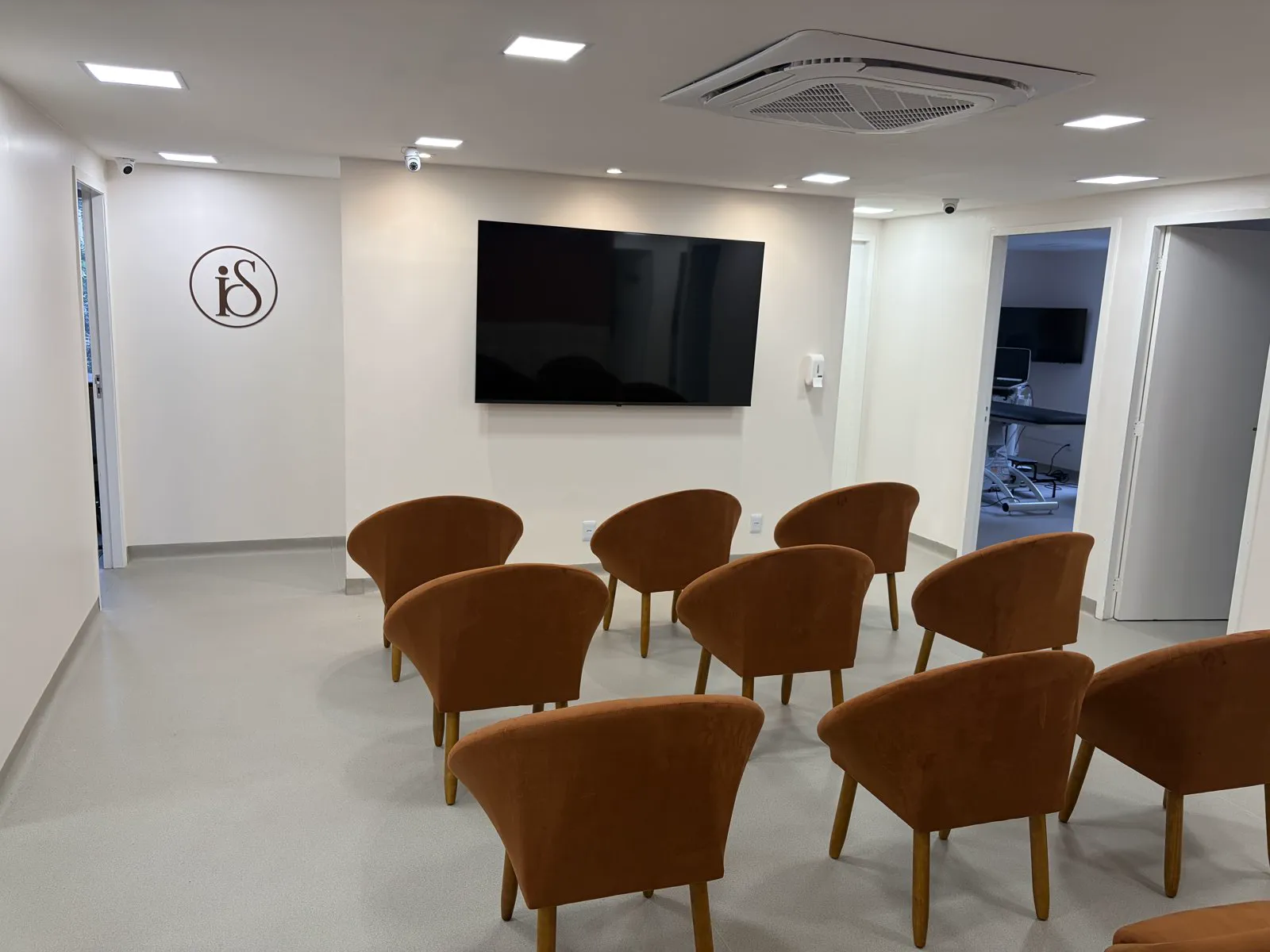 Sala de espera do Instituto Salvatore com poltronas e identidade visual da marca